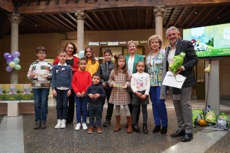 Imagen Los Bibliobuses peregrinos de la Diputación reparten los premios a los ganadores de una edición de su concurso de marcapáginas centrada en el Camino de Santiago