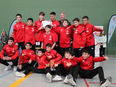 Imagen Los mejores deportistas y equipos de los Juegos Escolares reciben sus medallas de manos de varios diputados y alcaldes de la provincia